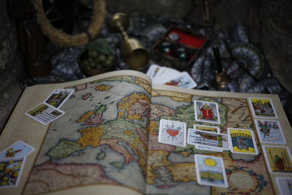 Maleficium beim SpieleWahnsinn: Fotografie eines Stilllebens mit Vanitas-Symbolik und Tarotkarten.