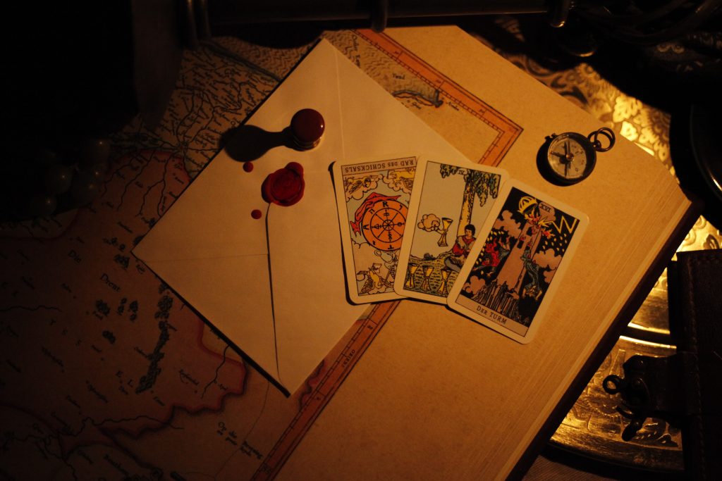 Maleficium beim SpieleWahnsinn: Fotografie eines Stilllebens mit Vanitas-Symbolik und Tarotkarten.
